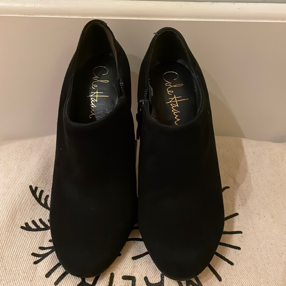 Women’s size 4, 3.5 inches tall